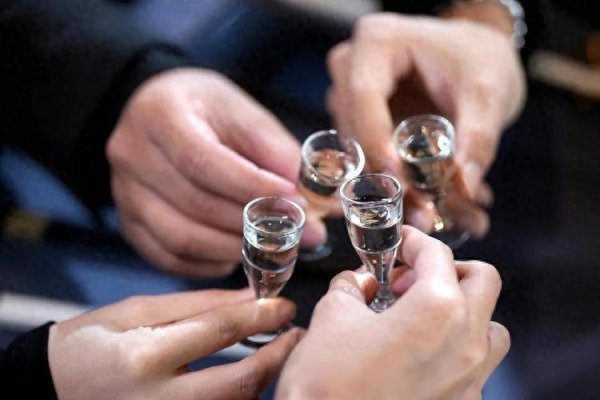 配资台 医生发现：55岁后经常喝白酒，脑梗概率是不饮酒者4倍以上？